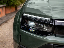 farol novo jeep avenger